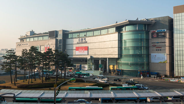 메인이미지  6 : 대한민국역사박물관이 발간한 서울과 수도권 지역 현대사를 사진으로 기록한 아카이브 자료집 '현대사 현장기록: 서울&middot;인천&middot;경기편'에 수록된 2014년 수원역 전경. (대한민국역사박물관 제공)