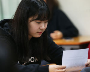 [슬라이드 포토] '어디보자 내 점수가&hellip;' 점수 확인하는 수험생들