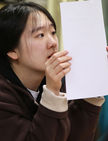 섬네일이미지  1:2016학년도 대학수학능력시험 성적표 배부일인 2일 오전 경기도 수원시 화홍고등학교에서 3학년 학생들이 성적표를 확인하고 있다.