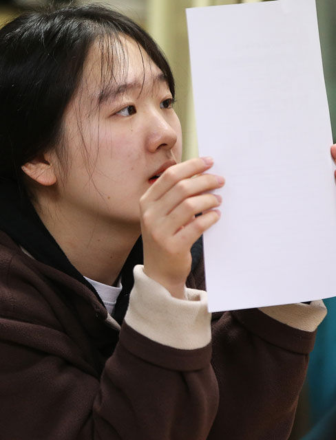 메인이미지  1 : 2016학년도 대학수학능력시험 성적표 배부일인 2일 오전 경기도 수원시 화홍고등학교에서 3학년 학생들이 성적표를 확인하고 있다.