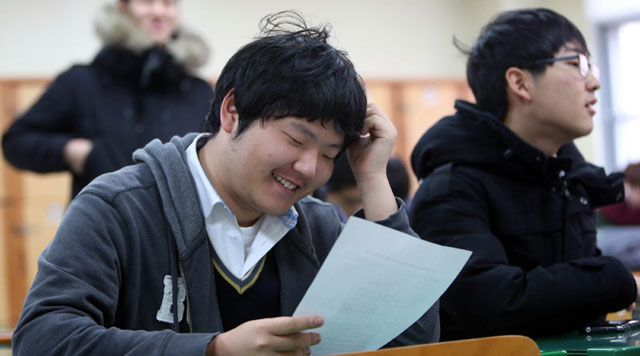 메인이미지  6 :  2016학년도 수능시험 성적표 를 배부한 2일 대전 둔원고등학교 한 학생이 성적표를 받아들고 미소를 짓고 있다.