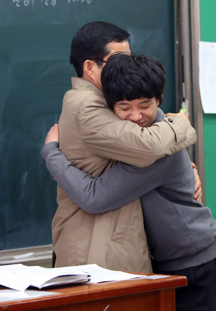메인이미지  5 : 2016학년도 수능시험 성적표 를 배부한 2일 대전 둔원고등학교 한 교사가 성적표를 나눠주기 앞서 학생을 꼭 안아주고 있다. 