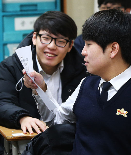 메인이미지  4 :  2016학년도 대학수학능력시험 성적표 배부일인 2일 오전 경기도 수원시 권선고등학교에서 3학년 학생들이 성적표를 확인하고 있다.