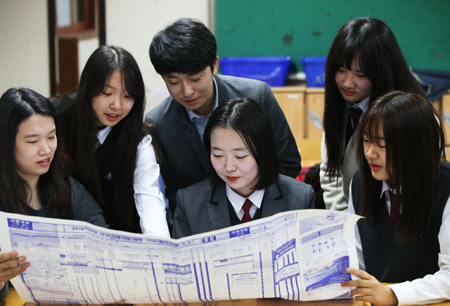 메인이미지  3 : 2016학년도 대학수학능력시험 성적표 배부일인 2일 오전 경기도 수원시 화홍고등학교에서 3학년 학생들이 선생님과 지원가능대학 참고표를 살펴보고 있다. 
