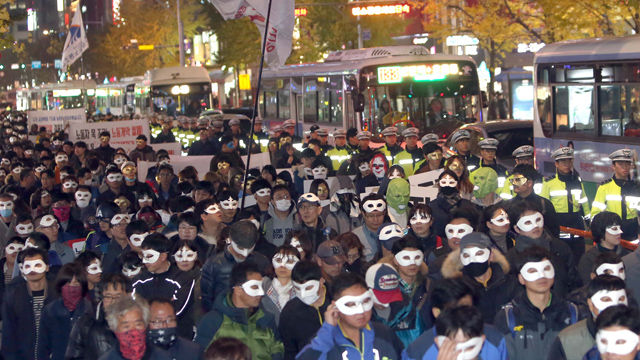 메인이미지  6 : 2일 부산 부산진구 쥬디스 태화 앞에에서 시민들이 복면을 쓴 채 정부의 노동법 개악과 '복면금지법'을 규탄하며 거리행진을 벌이고 있다.