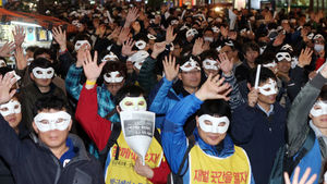 [슬라이드 포토] '복면' 쓴 부산 시민들 거리로