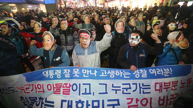 메인이미지  2 : 2일 부산 부산진구 쥬디스 태화 앞에에서 시민들이 복면을 쓴 채 정부의 노동법 개악과 '복면금지법'을 규탄하며 거리행진을 벌이고 있다.