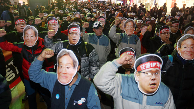 메인이미지  1 : 2일 부산 부산진구 쥬디스 태화 앞에에서 시민들이 복면을 쓴 채 정부의 노동법 개악과 '복면금지법'을 규탄하며 거리행진을 벌이고 있다.