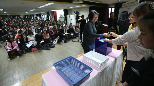 메인이미지  7 : 서울지역 공립유치원 신입생 추첨이 이뤄진 2일 서울 동대문구 휘경유치원에서 신입생 공개추첨 행사가 열리고 있다.