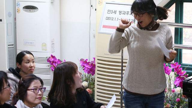 메인이미지  5 : 서울지역 공립유치원 신입생 추첨이 이뤄진 2일 서울 동대문구 휘경유치원에서 신입생 공개추첨 행사가 열리고 있다.