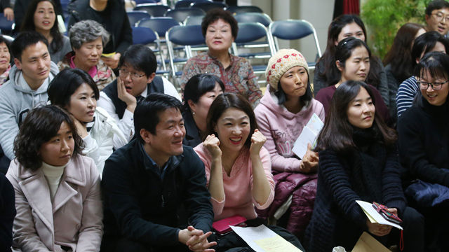 메인이미지  4 : 서울지역 공립유치원 신입생 추첨이 이뤄진 2일 서울 동대문구 휘경유치원에서 신입생 공개추첨 행사가 열리고 있다.