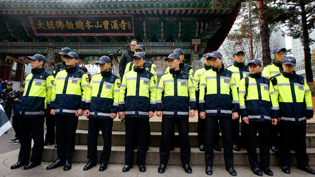 메인이미지  4 : 한상균 민주노총 위원장의 조계사 피신이 장기화 되고 있는 2일 오후 서울 견지동 조계사 입구에서 경찰이 한 위원장의 피신을 막기 위해 경비근무를 하고 있다.