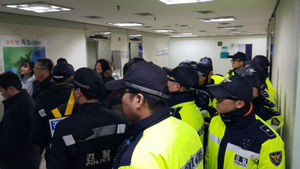 [슬라이드 포토] '업무재구조화 반대'&hellip;서울교육청 농성 노조간부 연행