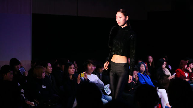 메인이미지  10 : 4일 서울 금천구 가산동 G밸리패션센터에서 열린 '2015 G밸리패션아트위크'에서 모델이 런웨이를 걷고 있다. 