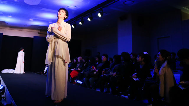 메인이미지  6 : 4일 서울 금천구 가산동 G밸리패션센터에서 열린 '2015 G밸리패션아트위크'에서 모델이 런웨이를 걷고 있다. 