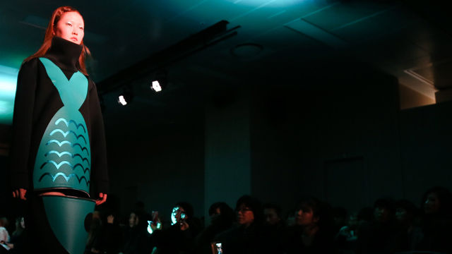 메인이미지  1 : 4일 서울 금천구 가산동 G밸리패션센터에서 열린 '2015 G밸리패션아트위크'에서 모델이 런웨이를 걷고 있다. 