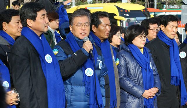 메인이미지  6 : 새정치민주연합 문재인 대표가 5일 오후 서울시 의회 앞에서 2차 민중총궐기와 평화지킴이 행동과 관련한 기자회견을 하고 있다.