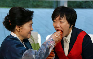 '김장체험' 아베 부인 "남편이 사흘 뒤 먹으면 좋겠다"