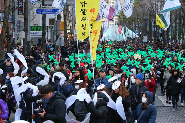 메인이미지  4 : 제2차 민중총궐기 대회 참가자들이 5일 오후 서울광장에서 대회를 마치고 백남기 농민이 입원중인 서울대 병원을 향해 무교동 일대를 행진하고 있다.