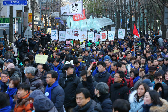 메인이미지  3 : 제2차 민중총궐기 대회 참가자들이 5일 오후 서울광장에서 대회를 마치고 백남기 농민이 입원 중인 서울대 병원을 향해 무교동 일대를 행진하고 있다.