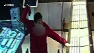 [비디오머그] 손도끼들고 금은방 침입한 강도&hellip;'20초' 만에 붙잡혀