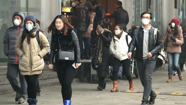 메인이미지  4 : 사상 처음으로 스모그 적색경보(최고 등급)가 발령된 첫날인 8일 오전 중국의 수도 베이징(北京)의 모습. 많은 시민들이 마스크를 착용한 채 출근길을 서두르고 있다.