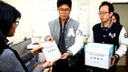 섬네일이미지  2:8일 오후 경기도 수원시 아주대학교에서 신용섭 아주대 법학전문대학원 학생회장이 재학생 147명의 자퇴서를 행정실에 제출하고 있다.