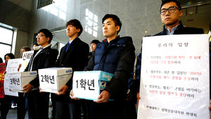 [슬라이드 포토] 사시폐지 유예 반발&hellip;대학별 로스쿨생 집단 자퇴 도미노