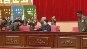 [비디오머그] 北 김정은 앉으라는 손짓에&hellip;안절부절하는 '2인자들'
