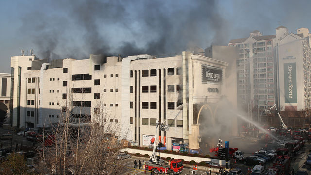 메인이미지  4 : 8일 오후 서울 서초구 잠원동 뉴코아 강남점에서 불이나 소방관들이 진화작업을 벌이고 있다. 뉴코아 강남점은 4개월 간의 리뉴얼을 마치고 지난달 26일 재개장했다.