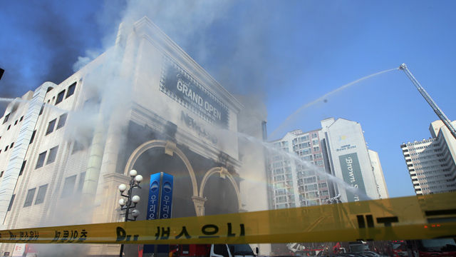메인이미지  3 : 8일 오후 서울 서초구 잠원동 뉴코아 강남점에서 불이나 소방관들이 진화작업을 벌이고 있다. 뉴코아 강남점은 4개월 간의 리뉴얼을 마치고 지난달 26일 재개장했다.