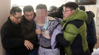 섬네일이미지  4:9일 오전 인천시 남동구의 한 요양병원에서 동료 환자를 상대로 인질극을 벌이던 남성이 경찰에 제압되고 있다. (인천=연합뉴스)