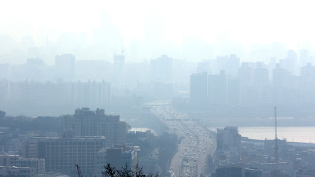 메인이미지  3 : 일 오전 서울 남산에서 바라본 서울 하늘에 미세먼지가 가득하다.