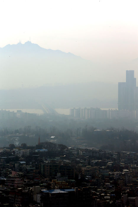 메인이미지  4 : 9일 오전 서울 남산에서 바라본 서울 하늘에 미세먼지가 가득하다.