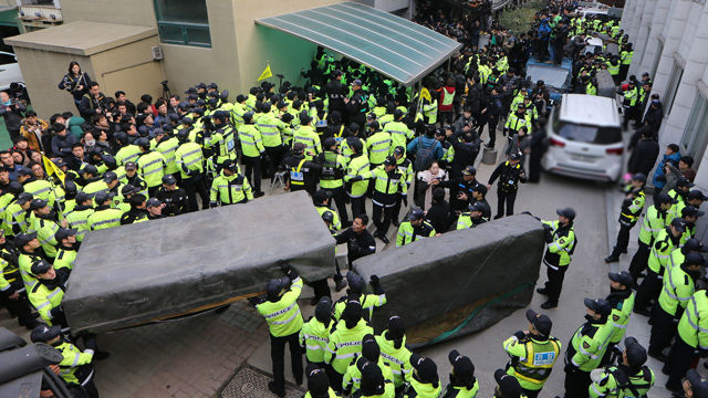 메인이미지  7 : 9일 오후 서울 종로구 조계사 앞에서 경찰들이 민주노총 한상균 위원장에 대한 영장집행을 앞두고 투신 대비용 매트리스를 옮기고 있다. 경찰은 이날 조계종 총무원장 자승 스님의 제안에 따라 조계사에 은신 중인 한상균 민주노총 위원장에 대한 체포 작전을 연기했다. (서울=연합)