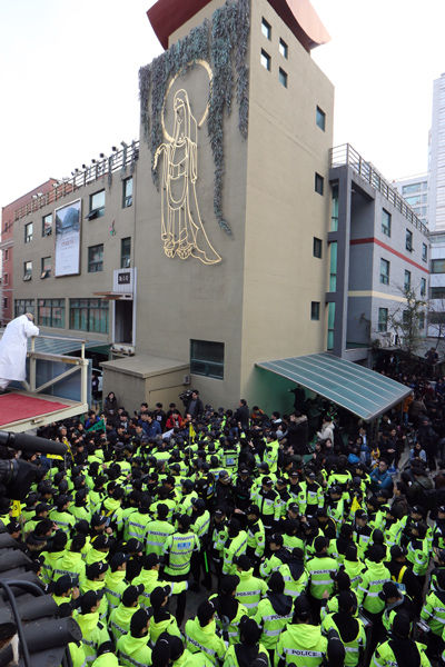 메인이미지  1 : 9일 오후 서울 종로구 조계사 관음전 주위로 경찰병력들이 추가 투입되고 있다. 경찰은 이날 조계종 총무원장 자승 스님의 제안에 따라 조계사에 은신 중인 한상균 민주노총 위원장에 대한 체포 작전을 연기했다. (서울=연합)
