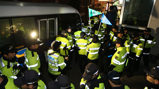 메인이미지  6 : 경찰의 한상균 민주노총 위원장에 대한 체포 작전이 연기된 9일 오후 한 위원장이 피신한 서울 조계사에서 기동대원들이 철수하고 있다. (서울=연합)