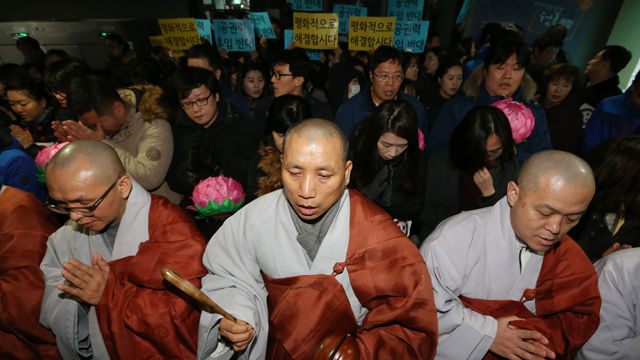 메인이미지  3 : 9일 오후 민주노총 한상균 위원장 은신처인 서울 종로구 조계사 관음전 출입구 앞에서 스님들이 불경을 외우고 있다. 그 뒤로 한국불교신도회 한국불교대학생신도회, 한국청년신도회 등 불교&middot;시민단체 회원들이 공권력 투입 반대, 평화적 해결을 촉구하며 피켓팅을 하고 있다. (서울=연합)