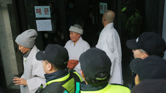 메인이미지  5 :  9일 오후 민주노총 한상균 위원장이 피신해 있는 조계사 관음전에서 도법 스님(왼쪽)이 나오고 있다. 경찰은 이날 조계종 총무원장 자승 스님의 제안에 따라 조계사에 은신 중인 한상균 민주노총 위원장에 대한 체포 작전을 연기했다. (서울=연합)