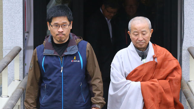 메인이미지  17 : 조계사에 25일째 은신 중이던 한상균 민주노총 위원장이 10일 오전 경찰에 자진출석하기에 앞서 조계사 화쟁위 도법스님과 함께 조계사 관음전을 나서고 있다. (서울=연합뉴스)