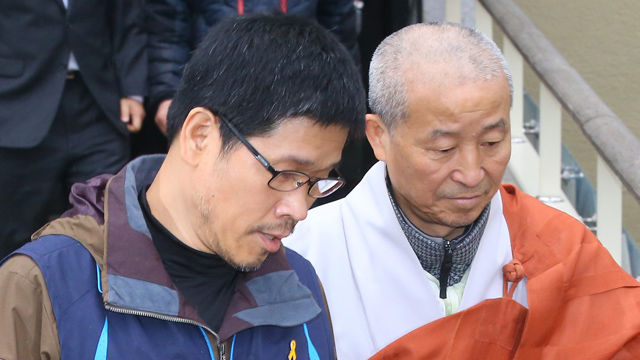 메인이미지  16 : 조계사에 25일째 은신 중이던 한상균 민주노총 위원장이 10일 오전 경찰에 자진출석하기에 앞서 조계사 화쟁위 도법스님과 함께 조계사 관음전을 나서고 있다. (서울=연합뉴스)