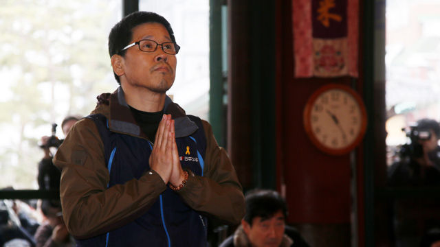 메인이미지  15 : 10일 오전 한상균 민주노총 위원장이 은신하던 조계사에서 경찰에 자진출석하기에 앞서 대웅전에서 참배를 하고 있다. (서울=연합뉴스)