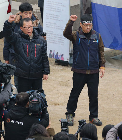 메인이미지  10 : 조계사에 25일째 은신 중이던 한상균 민주노총 위원장이 10일 오전 기자회견을 마친 뒤 경찰에 자진출석하기 위해 조계사를 나서고 있다. (서울=연합뉴스)