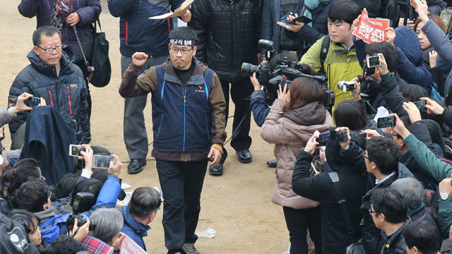 메인이미지  9 : 조계사에 25일째 은신 중이던 한상균 민주노총 위원장이 10일 오전 기자회견을 마친 뒤 경찰에 자진출석하기 위해 조계사를 나서고 있다. (서울=연합뉴스)