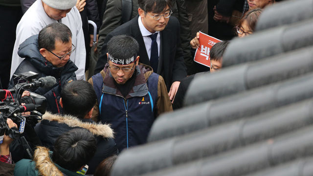 메인이미지  6 : 조계사에 25일째 은신 중이던 한상균 민주노총 위원장이 10일 오전 기자회견을 마친 뒤 조계사를 나서 경찰에 체포되고 있다. (서울=연합뉴스)