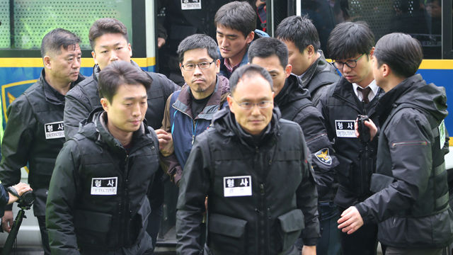 메인이미지  2 : 조계사에 25일째 피신하다 자진출석 후 경찰에 체포된 한상균 민주노총 위원장이 10일 오후 서울 중구 남대문경찰서로 압송되고 있다. (서울=연합뉴스)