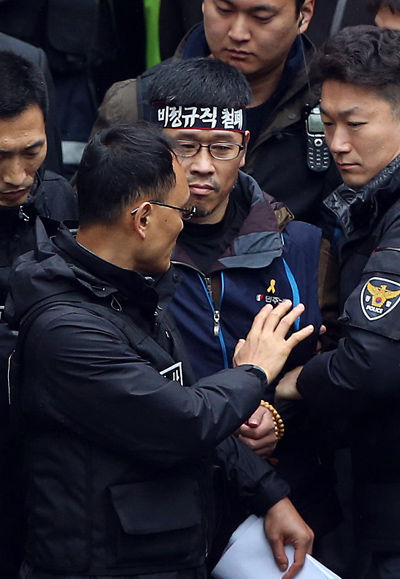 메인이미지  4 : 조계사에 머물던 한상균 민주노총 위원장이 10일 오전 자진출석 형식으로 일주문을 나서자 경찰이 체포영장을 집행하고 있다. (서울=연합뉴스)