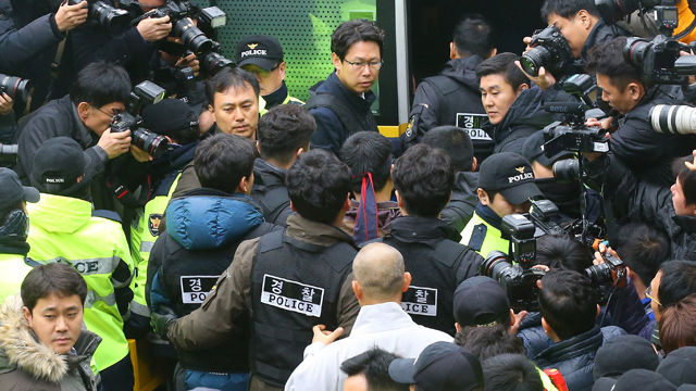 메인이미지  5 : 경찰에 자진출석 의사를 밝힌 한상균 민주노총 위원장이 10일 오전 서울 종로구 조계사 앞에서 경찰에 체포돼 호송차에 오르고 있다. (서울=연합뉴스)