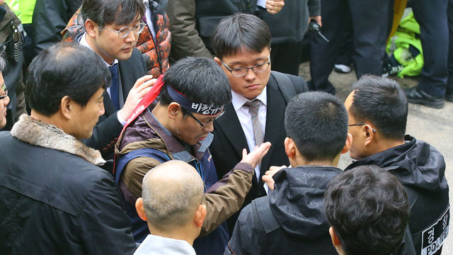 메인이미지  3 : 조계사에 머물던 한상균 민주노총 위원장이 10일 오전 자진출석 형식으로 일주문을 나서자 경찰이 체포영장을 집행하고 있다. (서울=연합뉴스)