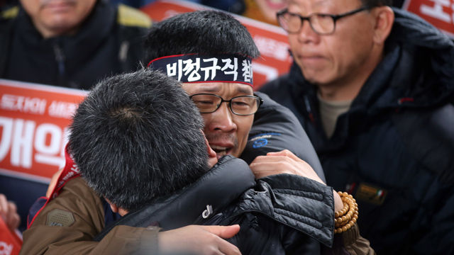 메인이미지  7 : 조계사에 은신했던 한상균 민주노총 위원장이 10일 오전 자진출석 하기 위해 서울 종로구 조계사 일주문을 나서며 지지자들과 인사를 하고 있다. (서울=연합뉴스)